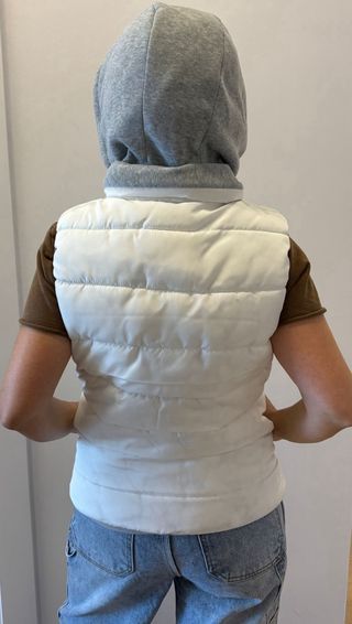 Chaleco acolchado blanco con capucha