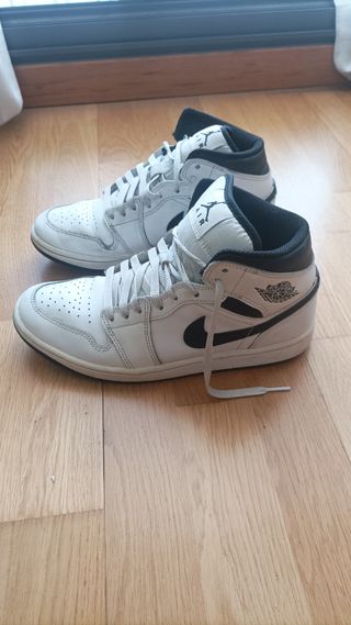 Zapatillas Nike Air Jordan 1 Mid blancas y negras