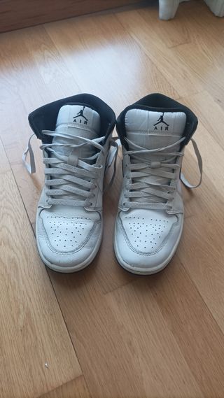 Zapatillas Nike Air Jordan 1 Mid blancas y negras