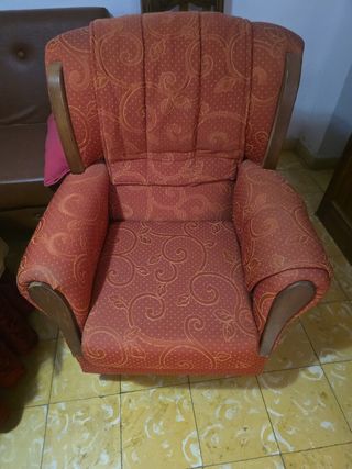 Sillón rojo y marrón de tela y madera
