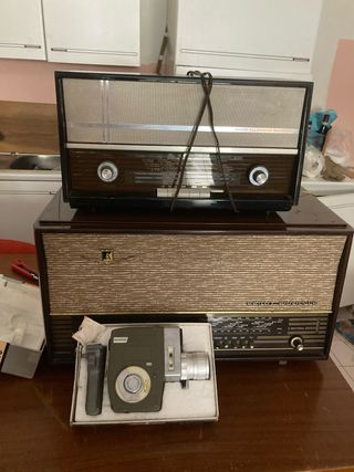 Radio anni '60 + Cinepresa+ Radio con giradischi .