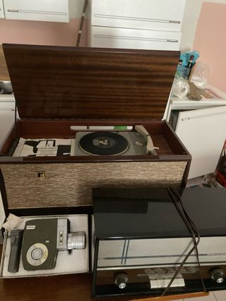 Radio anni '60 + Cinepresa+ Radio con giradischi .