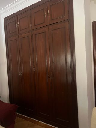 Ropero empotrado madera marrón, con altillo