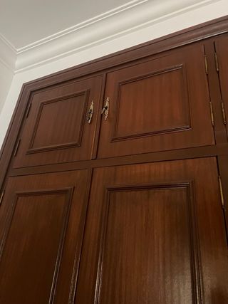 Ropero empotrado madera marrón, con altillo