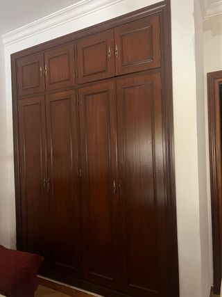 Ropero empotrado madera marrón, con altillo