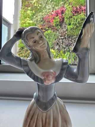 Figura mujer espejo porcelana