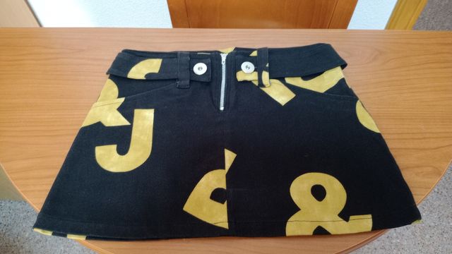 Minifalda negra y dorada J&C