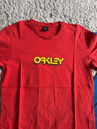 2 Camisetas Oakley M - Rojas y Azul