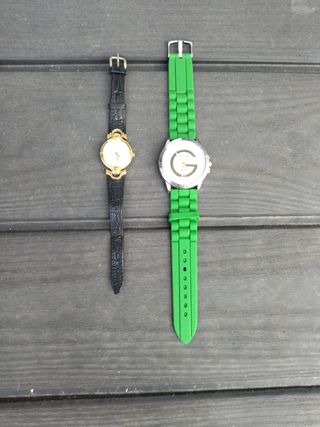 2 relojes: dorado y verde