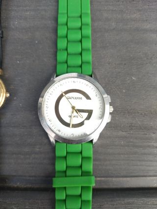 2 relojes: dorado y verde