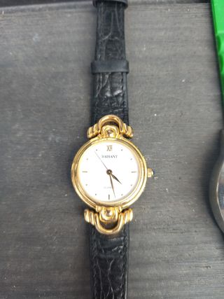 2 relojes: dorado y verde