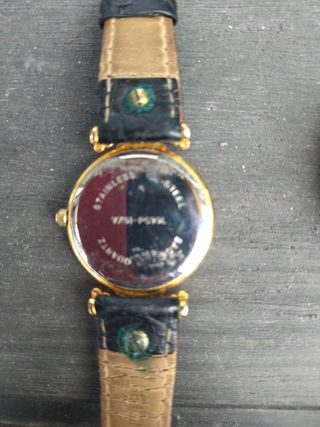 2 relojes: dorado y verde