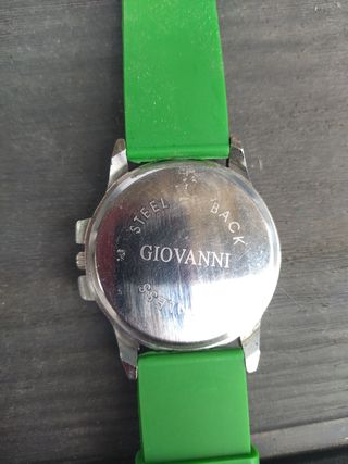2 relojes: dorado y verde