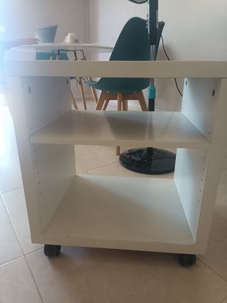 2 Muebles auxiliares blancos