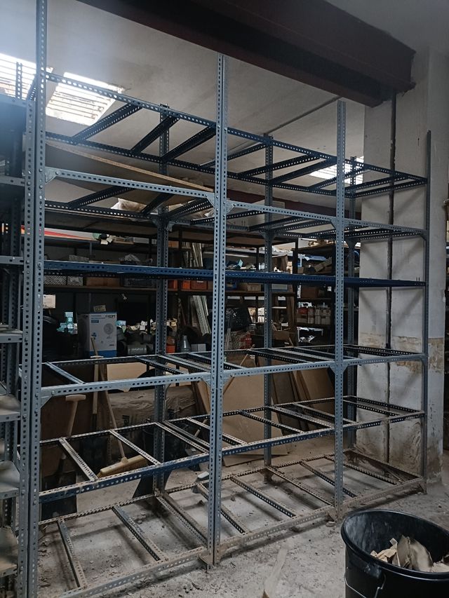 Estanterías metálicas . 