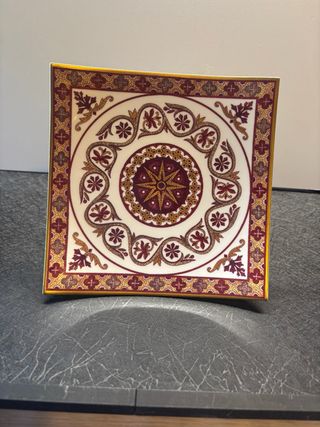 plato con pie Villeroy & Boch dorada y roja