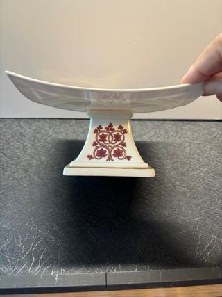 plato con pie Villeroy & Boch dorada y roja