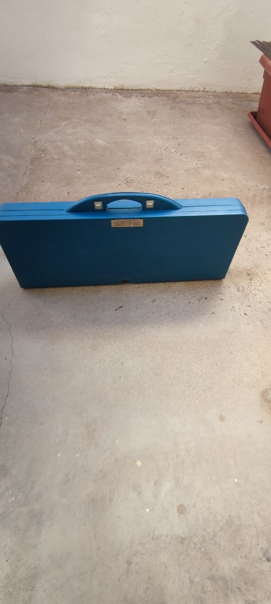Mesa camping plegable azul con 4 asientos.