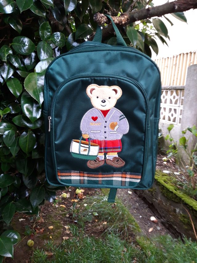 Mochila infantil con oso..34x 25x 12 ctm.