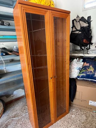 Vitrina de madera con puertas de cristal