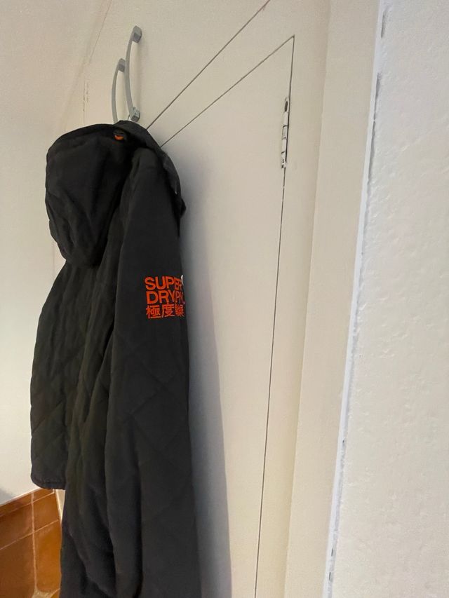 Vendo Chaqueta Superdry negra acolchada