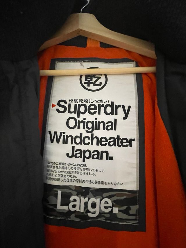 Vendo Chaqueta Superdry negra acolchada
