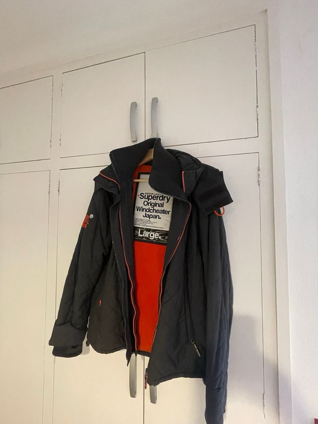 Vendo Chaqueta Superdry negra acolchada