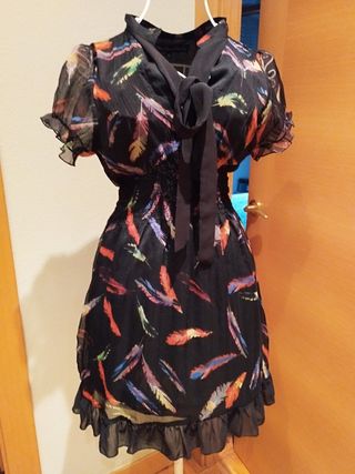Vestido elegante plumas