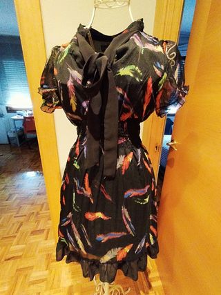 Vestido elegante plumas