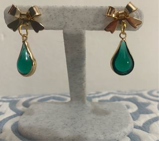 Pendientes dorados con lágrimas verdes