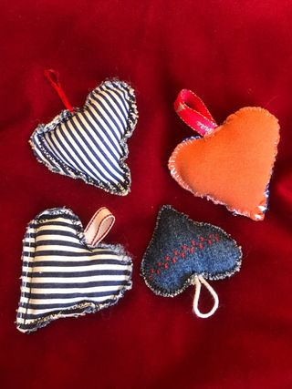 4 Cuoricini Natale in Jeans Ricamati