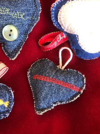 4 Cuoricini Natale in Jeans Ricamati