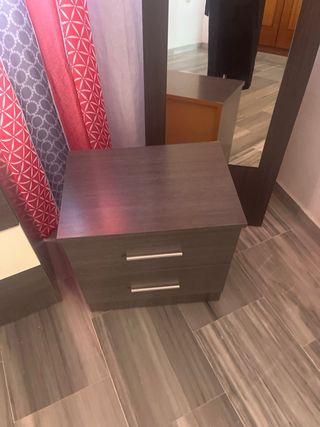 Juego dormitorio juvenil: mesitas, cómoda y espejo