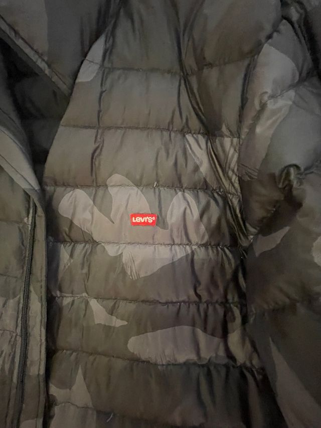 Vendo Plumón ligero Levis - camuflaje