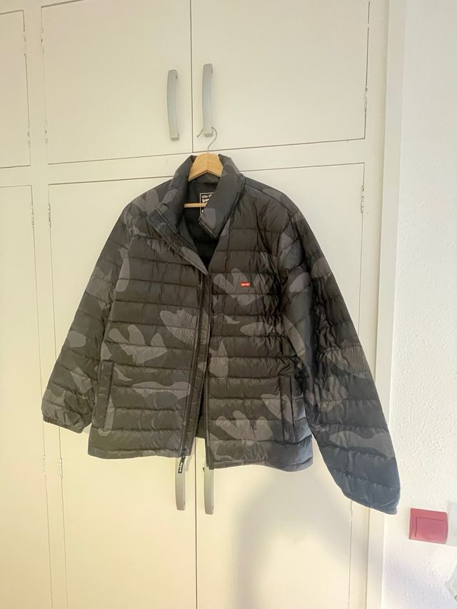 Vendo Plumón ligero Levis - camuflaje