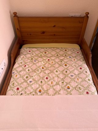 Cama niño madera Ikea extensible con armario.
