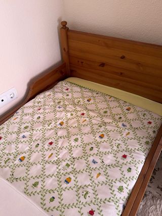 Cama niño madera Ikea extensible con armario.
