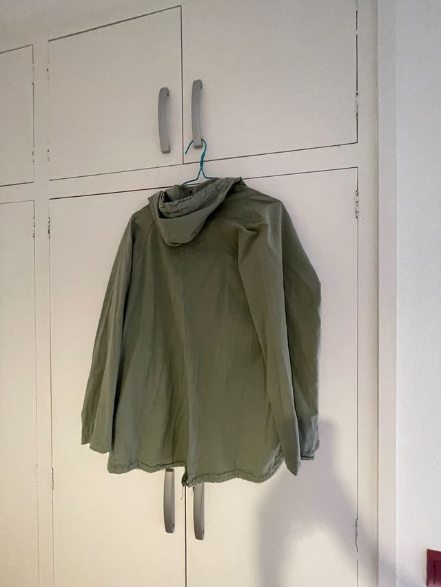Vendo Parka ligera verde oliva