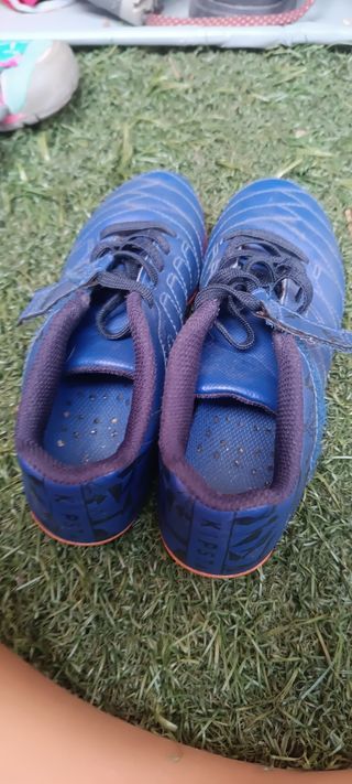 Zapatillas fútbol niño. Adidas y kipsta. Num 34. 