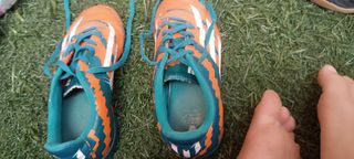Zapatillas fútbol niño. Adidas y kipsta. Num 34. 