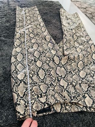 Pantalones serpiente beige talla M Lefties