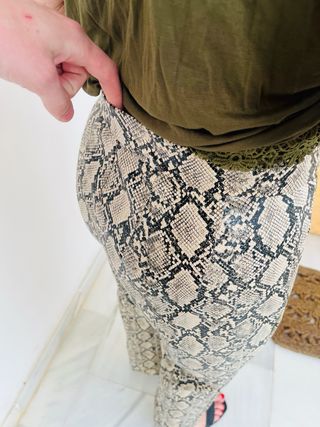 Pantalones serpiente beige talla M Lefties