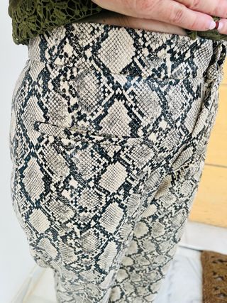 Pantalones serpiente beige talla M Lefties