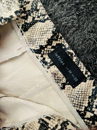 Pantalones serpiente beige talla M Lefties