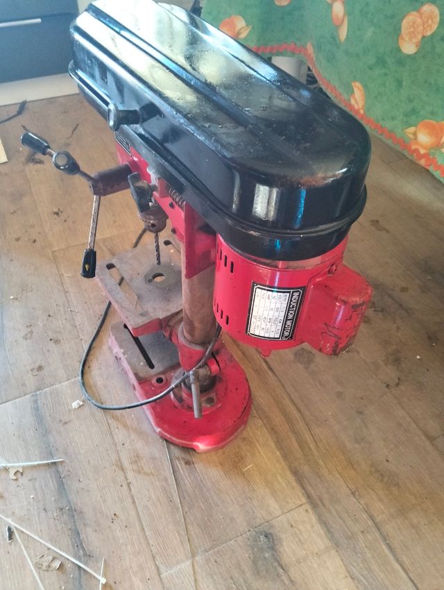 Taladro de columna antiguo