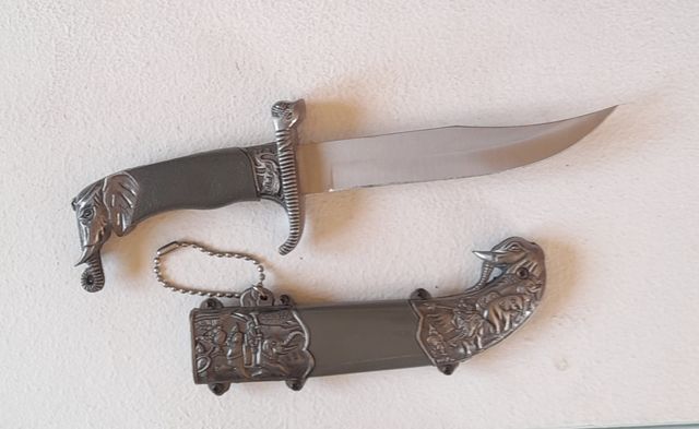 Cuchillo daga nuevo. Con dibujo en relieve.