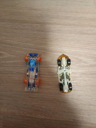 2 Hot Wheels: transparentes y dorado