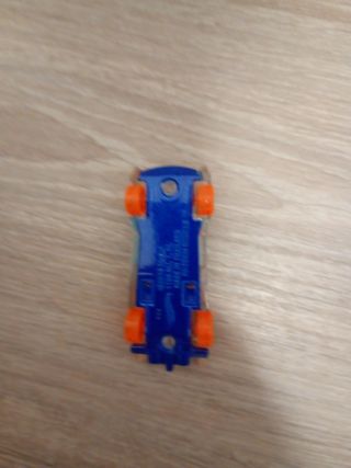 2 Hot Wheels: transparentes y dorado