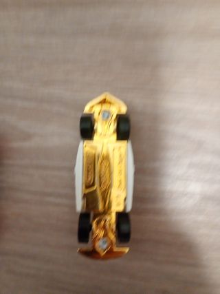 2 Hot Wheels: transparentes y dorado