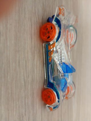 2 Hot Wheels: transparentes y dorado
